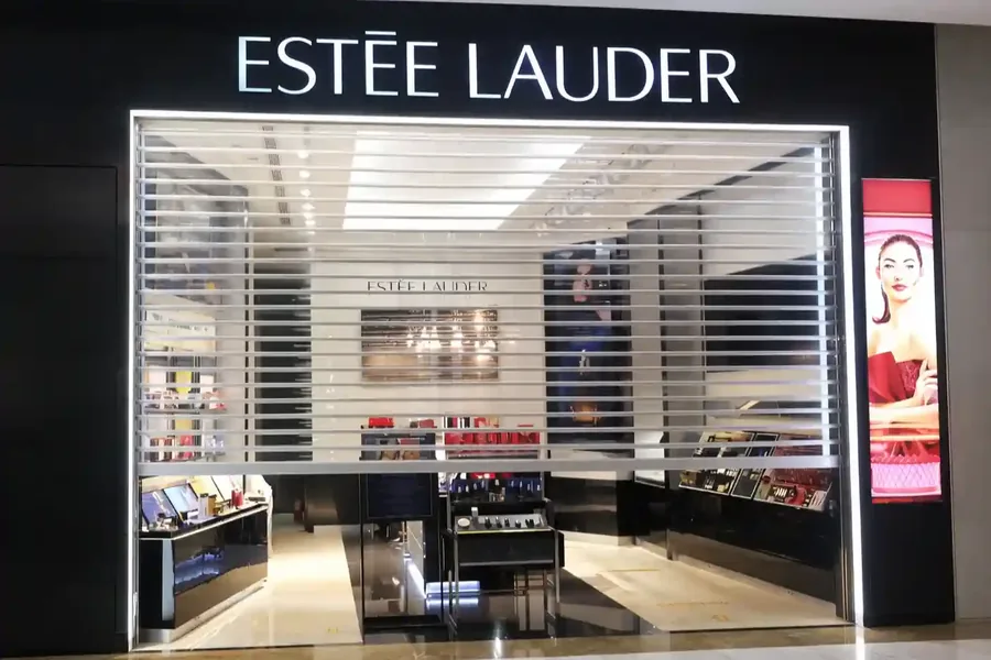 Rolling door polycarbonate terpasang di storefront Estee Lauder