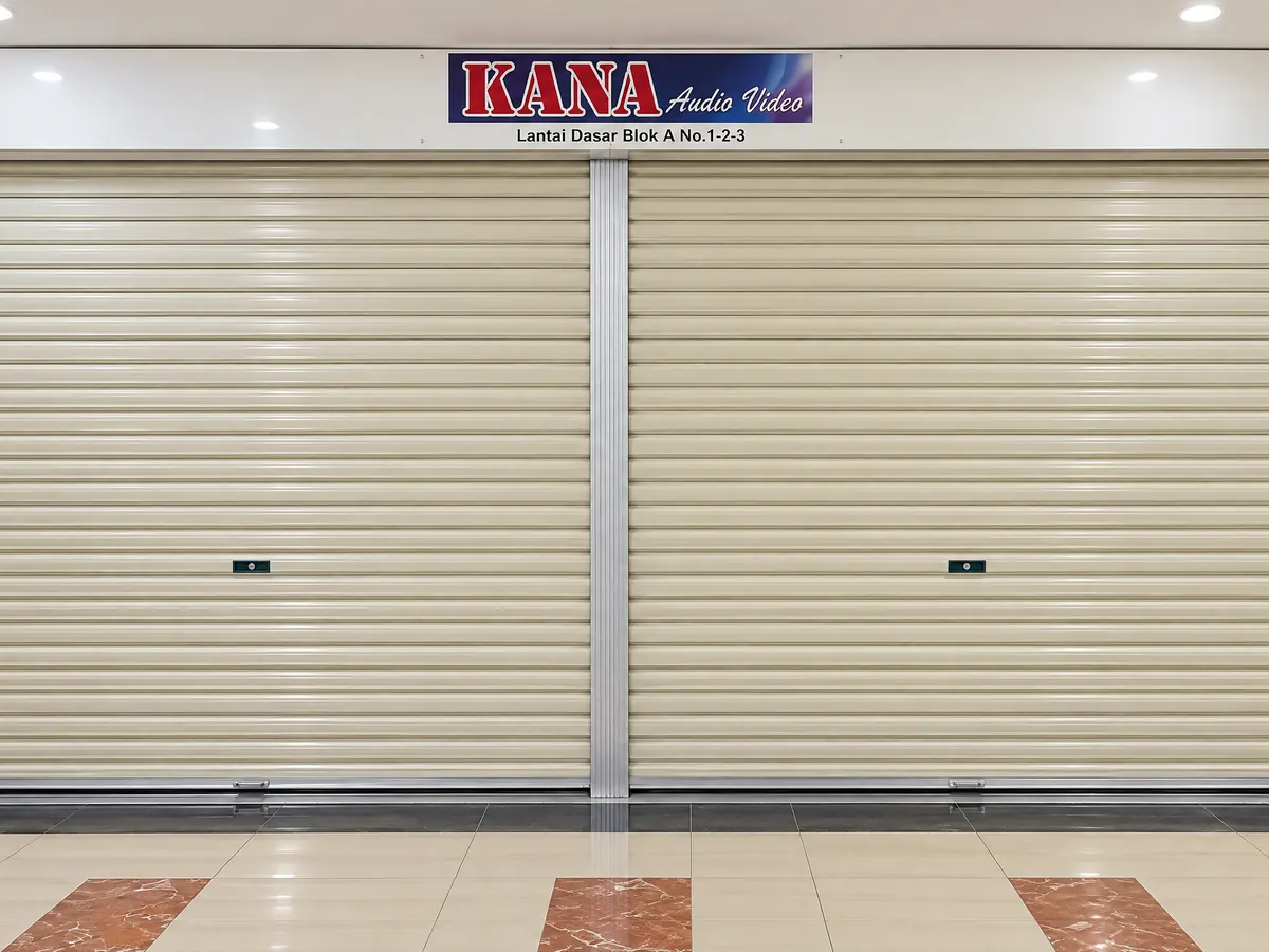 Rolling door terpasang di kios KANA Audio Video