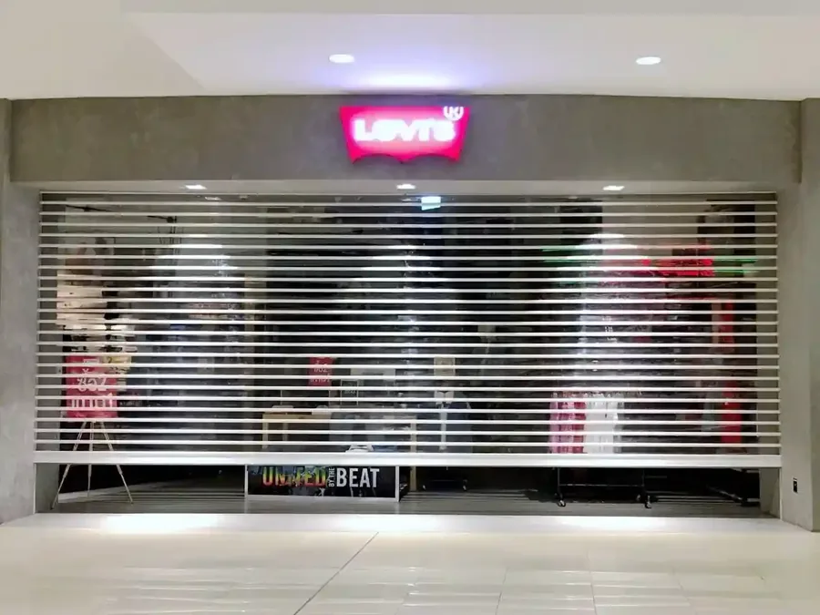 Rolling door polycarbonate terpasang di storefront Levis